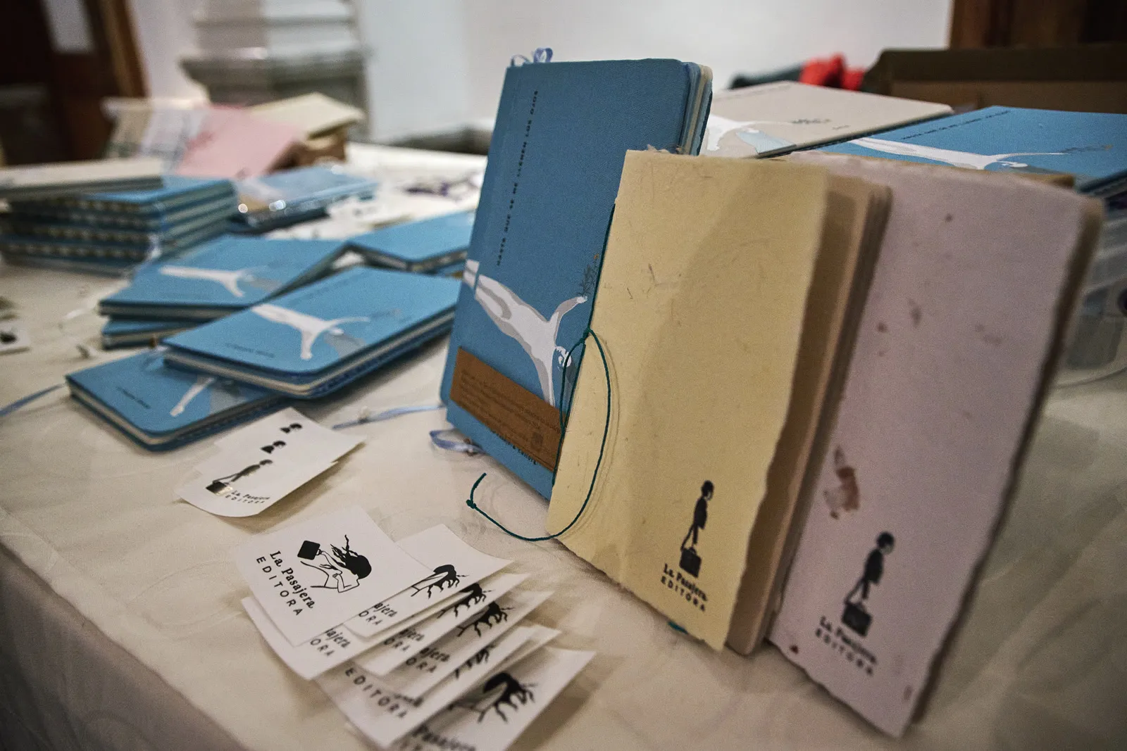 Mesa con ejemplares del libro y tarjetas del sello