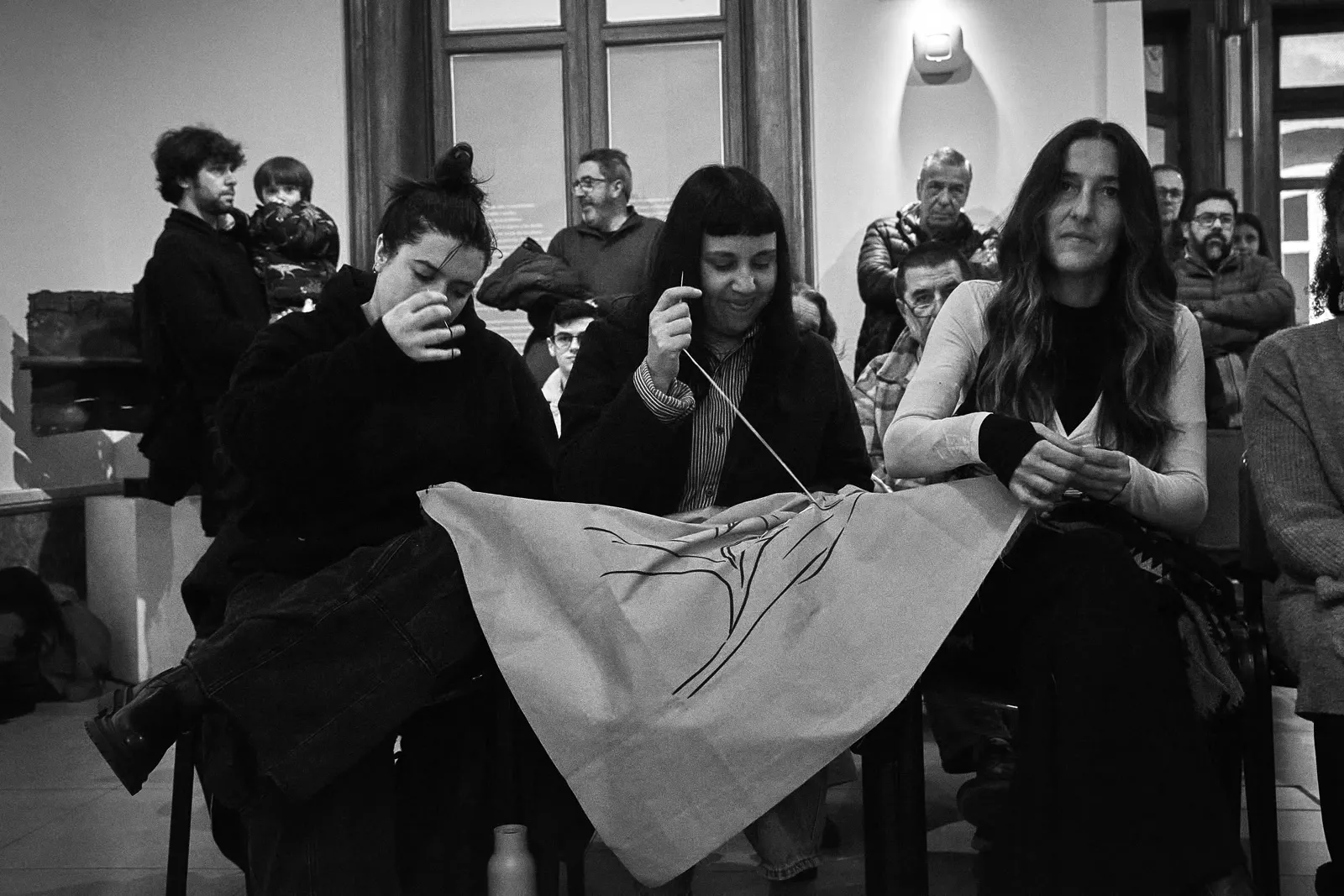 Lectoras bordando durante la presentación en la Fundación Benedetti