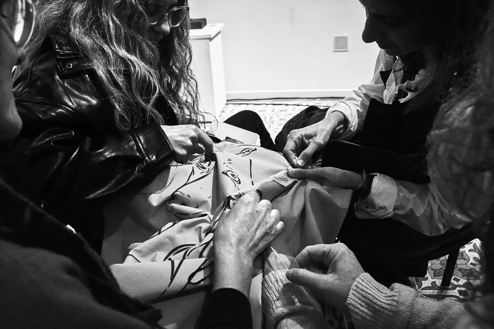 Trabajo textil colectivo durante la sonorización