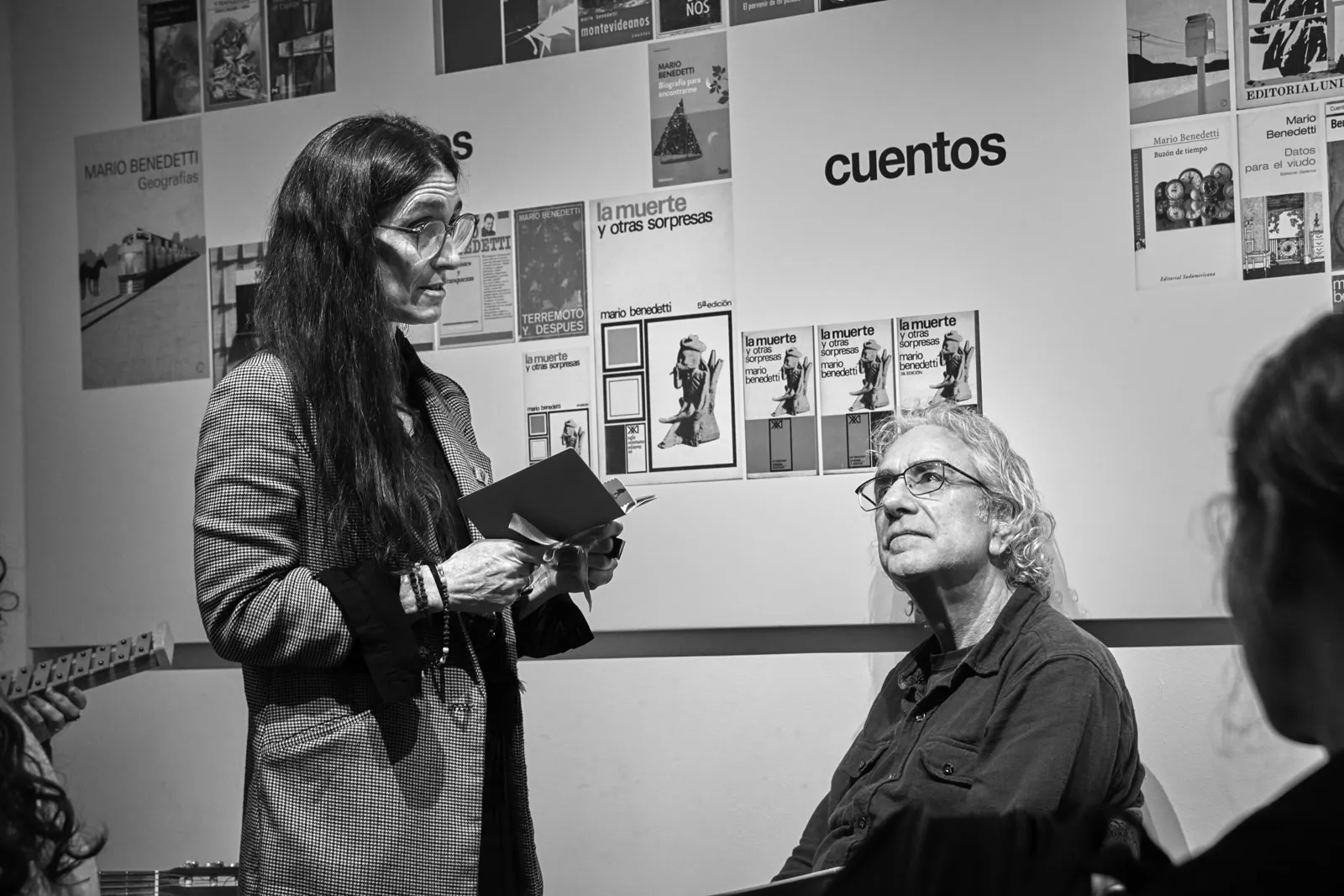 Lectora con el libro en la Fundación Mario Benedetti