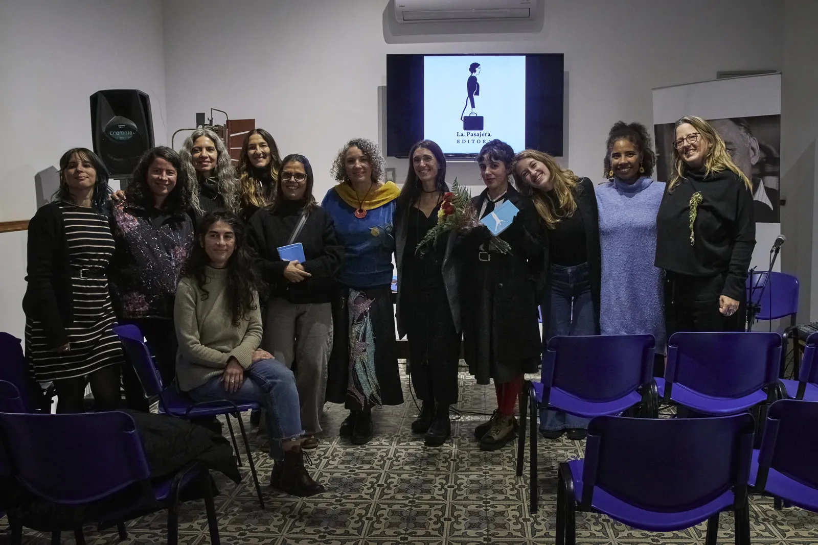 Foto grupal de las creadoras y lectoras en la presentación