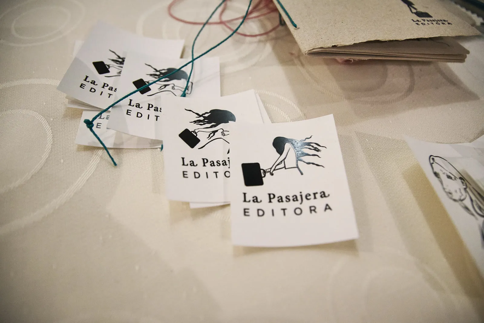 Tarjetas con el sello de La Pasajera Editora
