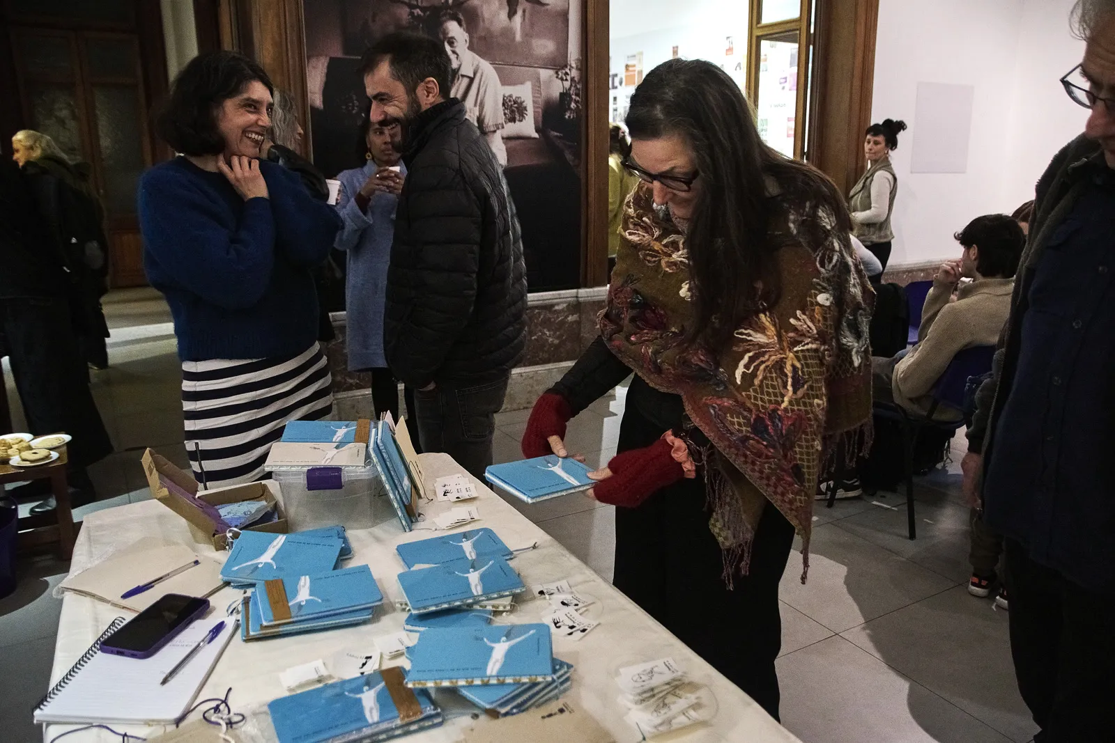 Ejemplares del libro sobre la mesa de la presentación