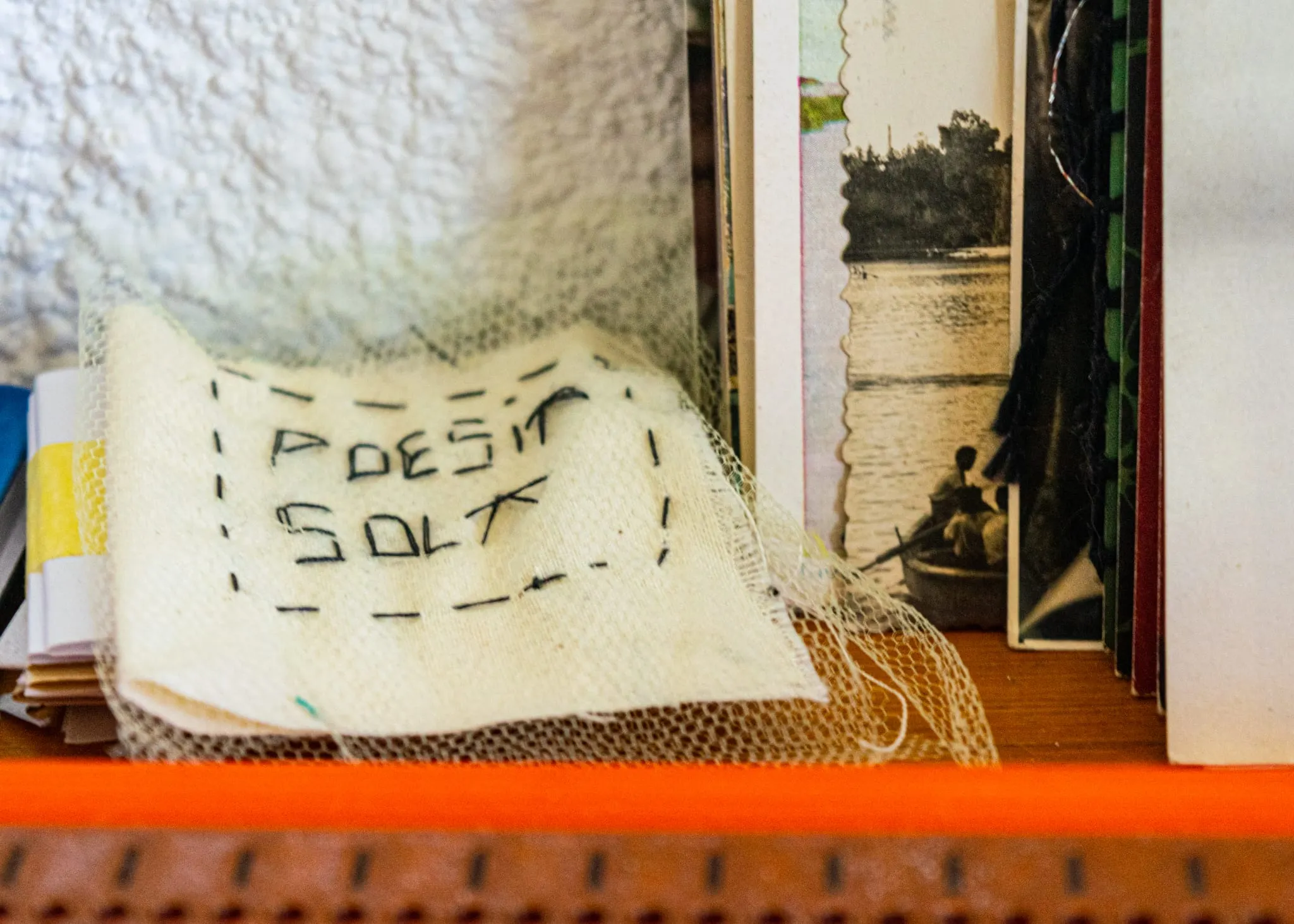 El lomo del libro con costuras a la vista